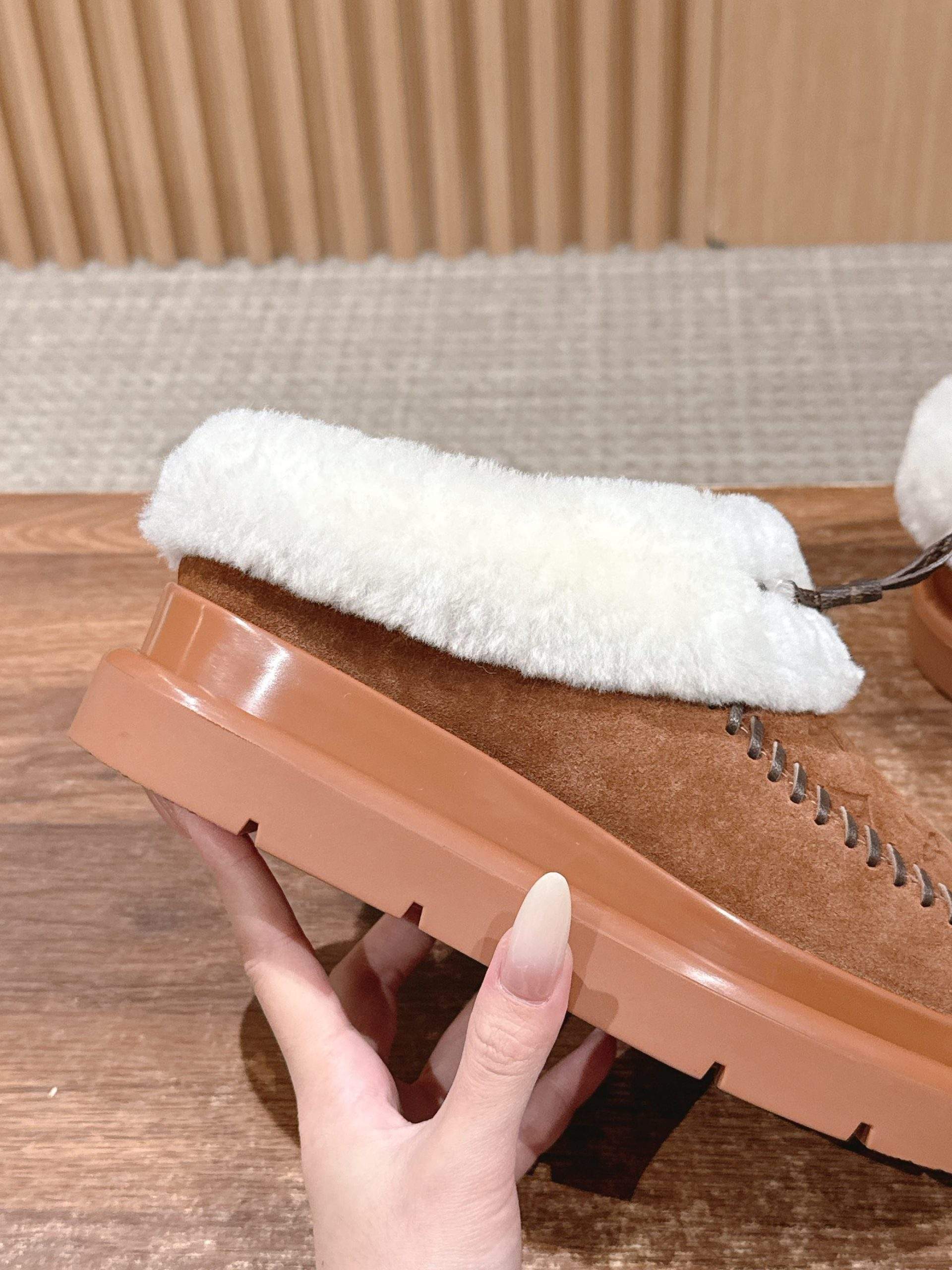 Exclusive Louis Vuitton Cortina Closed Replica Mule - Image 7