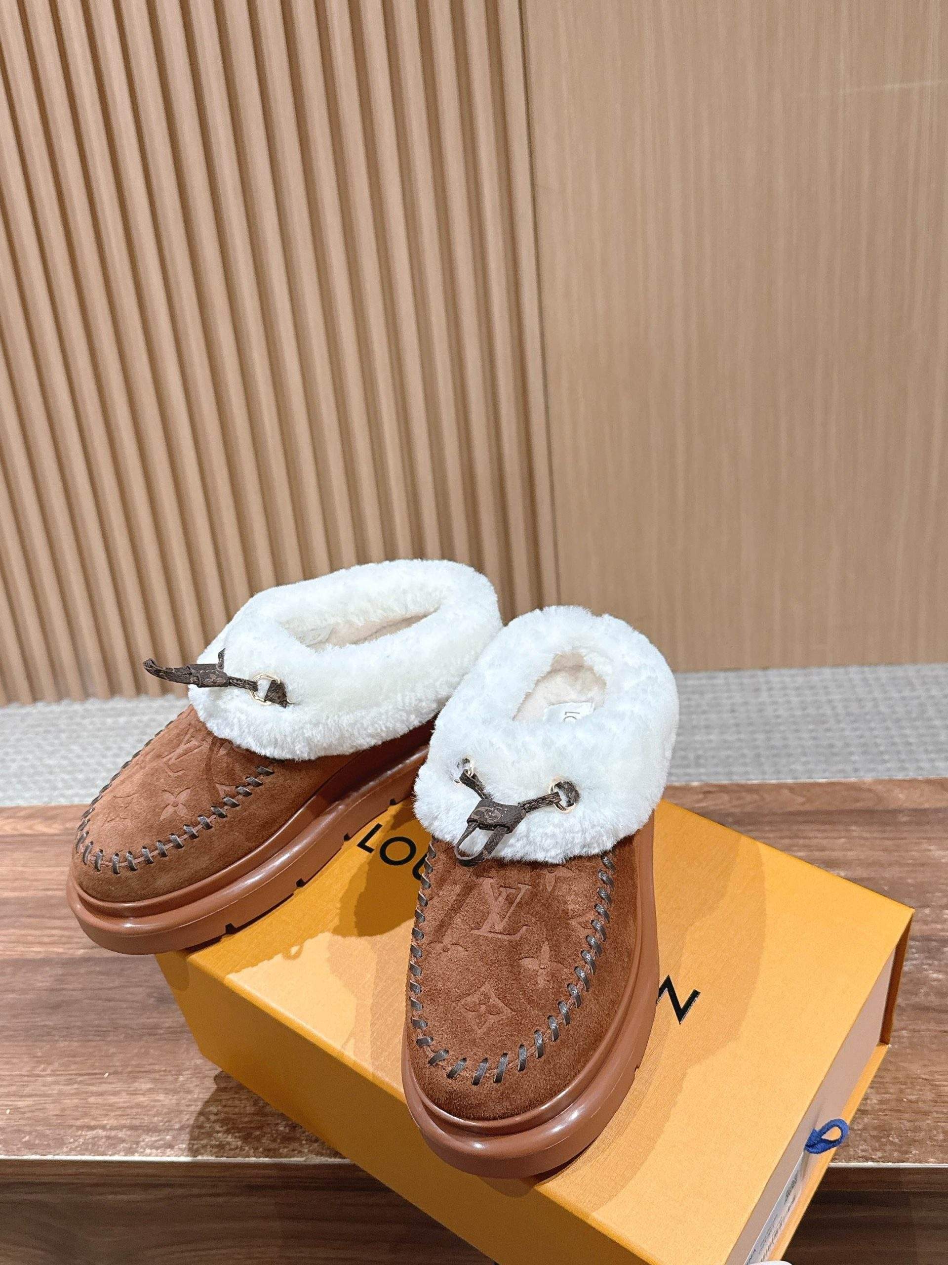 Exclusive Louis Vuitton Cortina Closed Replica Mule - Image 3
