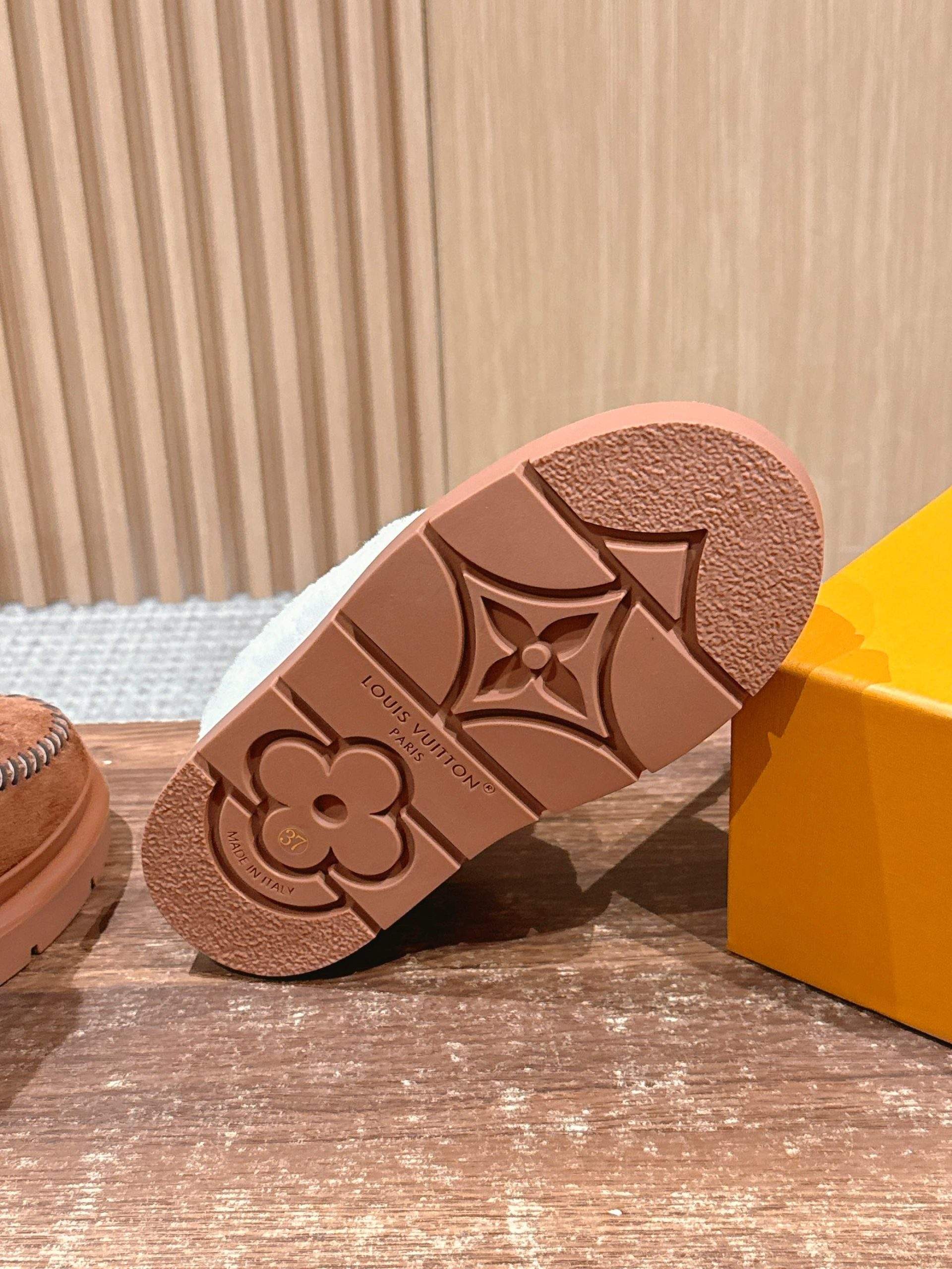 Exclusive Louis Vuitton Cortina Closed Replica Mule - Image 9