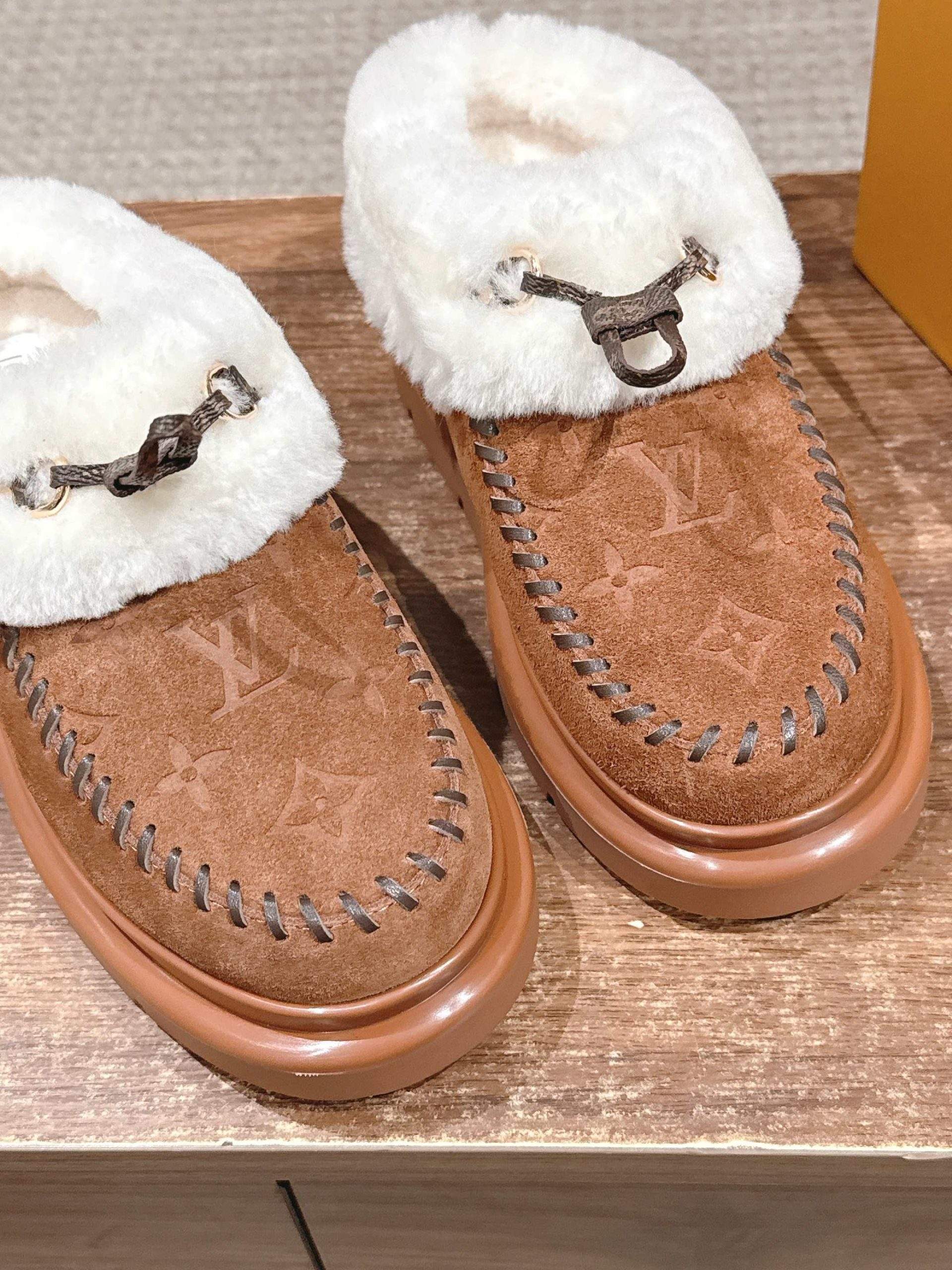 Exclusive Louis Vuitton Cortina Closed Replica Mule - Image 4