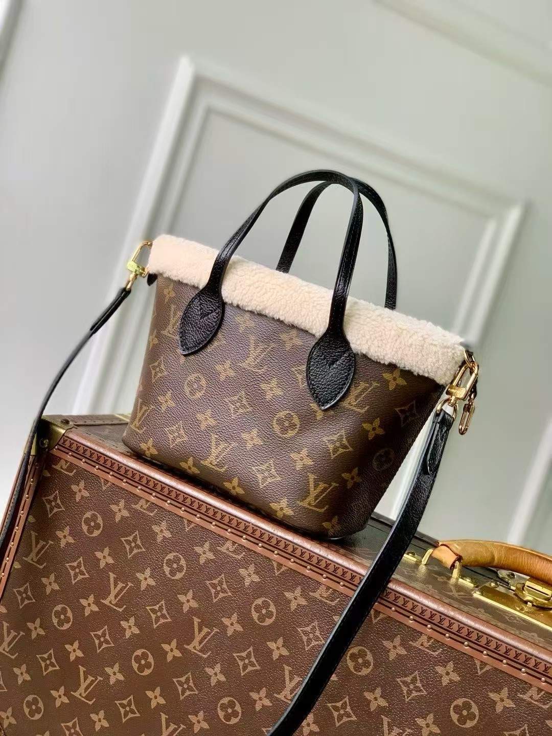 Deluxe Louis Vuitton Neverfull Bandoulière Inside Out BB Replica Bag - Image 2