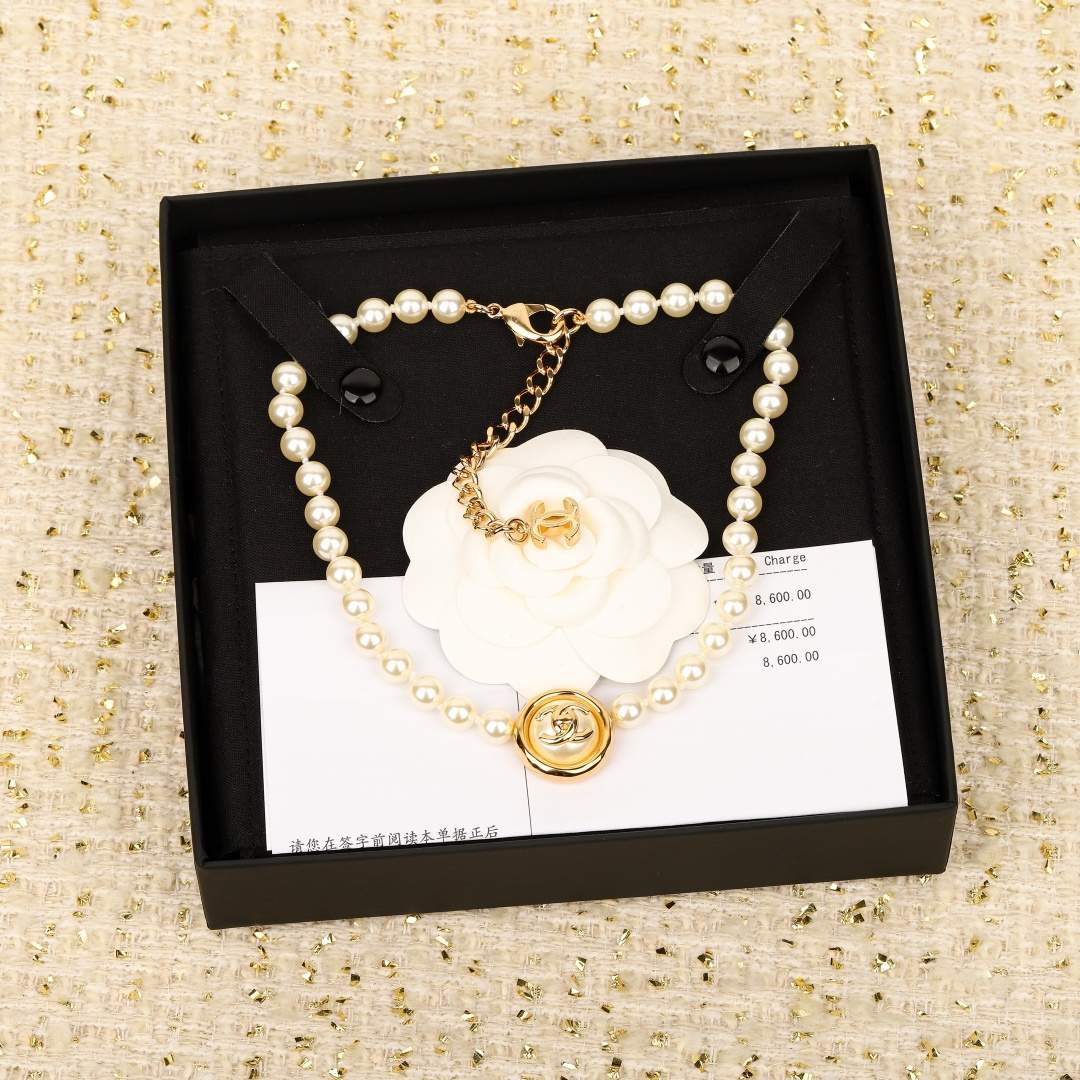 Lux Pearl-Embellishment Replica Necklace With CC logo Charm - Image 3