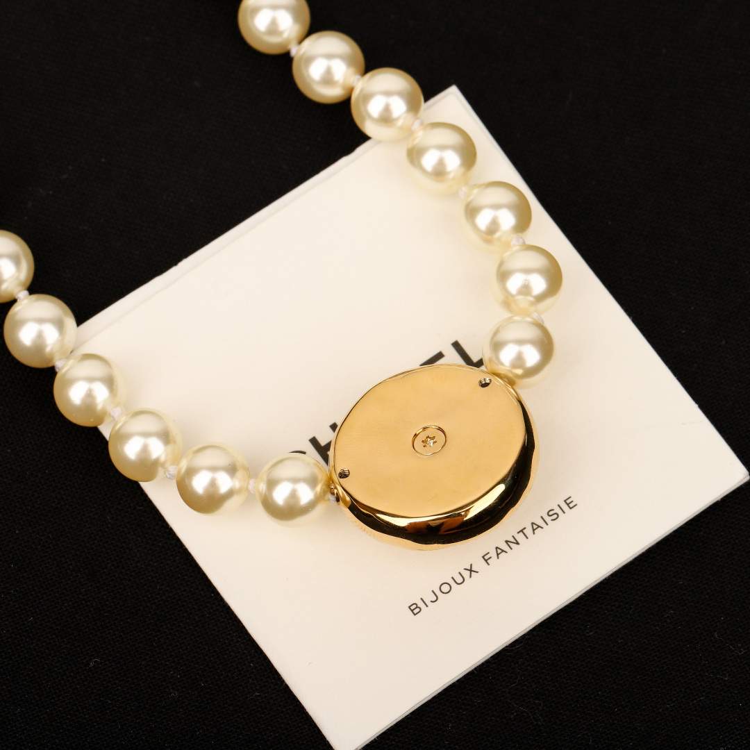 Lux Pearl-Embellishment Replica Necklace With CC logo Charm - Image 4
