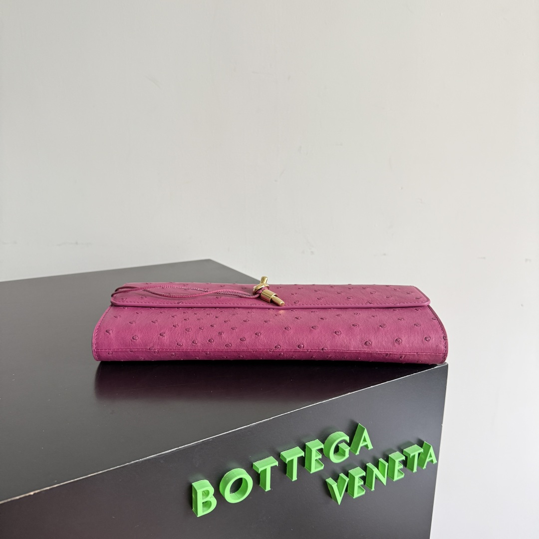 Deluxe Bottega Veneta Replica Andiamo Clutch - Image 4