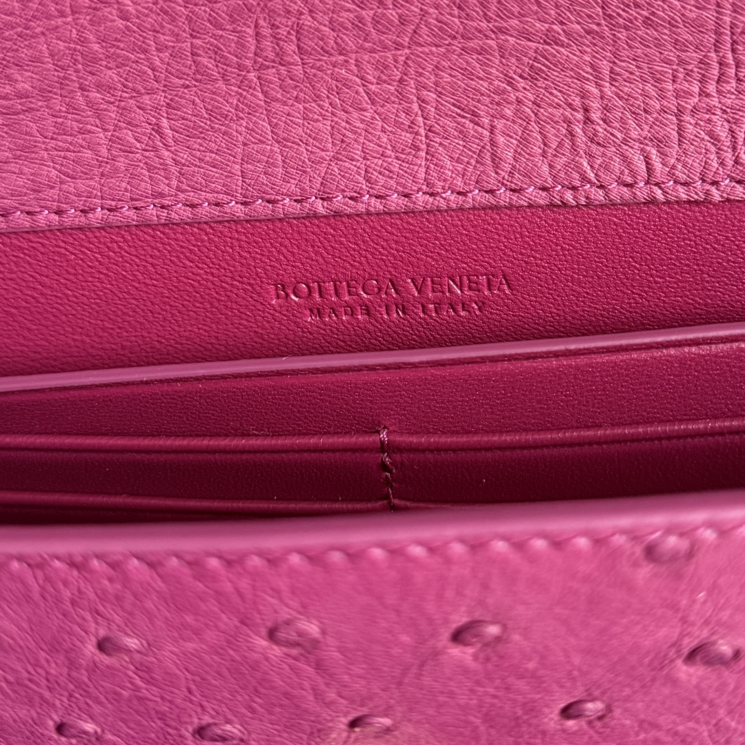 Deluxe Bottega Veneta Replica Andiamo Clutch - Image 7