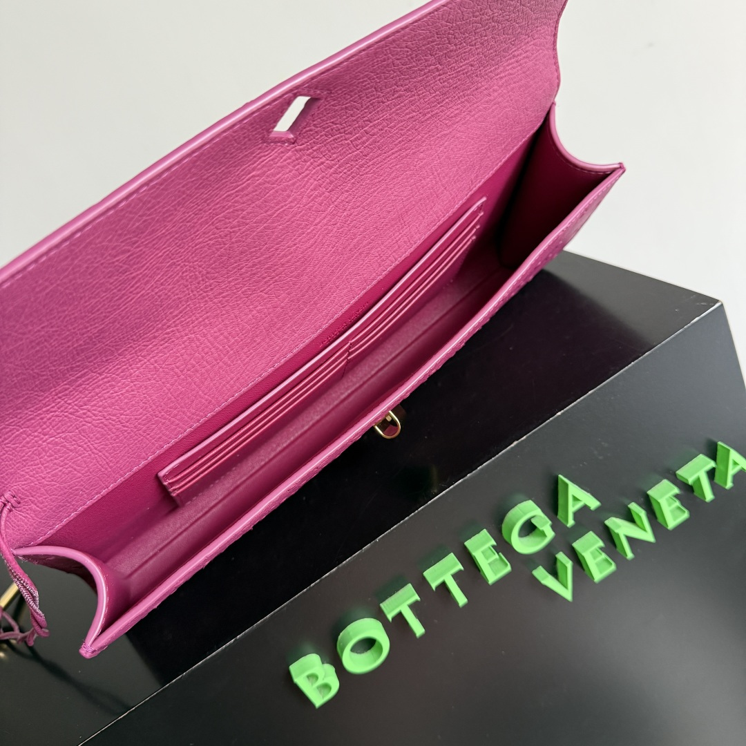 Deluxe Bottega Veneta Replica Andiamo Clutch - Image 6