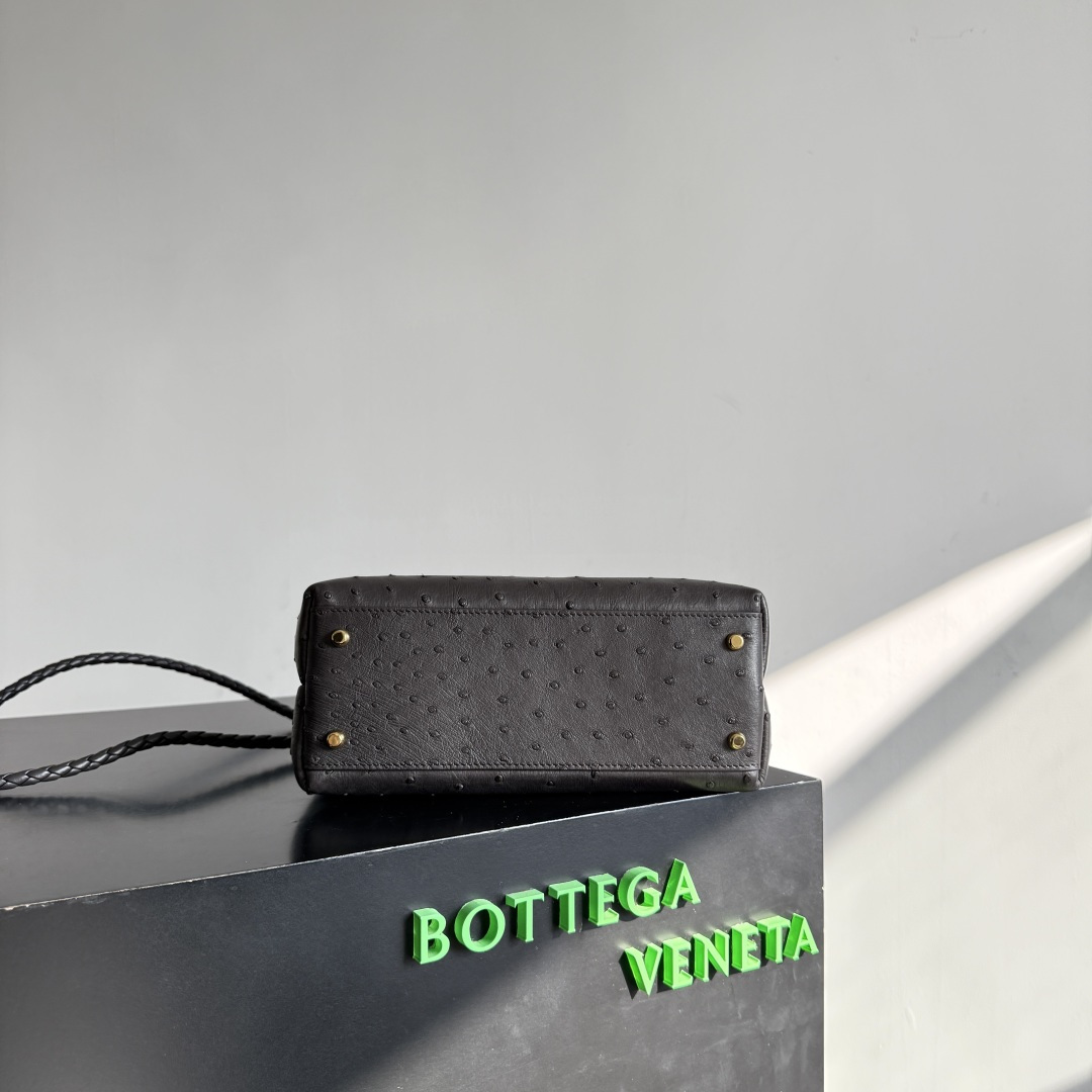 Elite Bottega Veneta Small Andiamo Replica Bag - Image 5