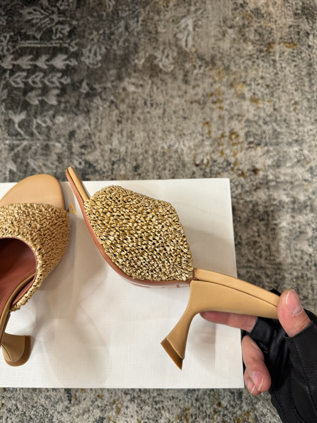 Finest Amina Muaddi Taylor 90 Raffia-Effect Replica Mules - Image 4