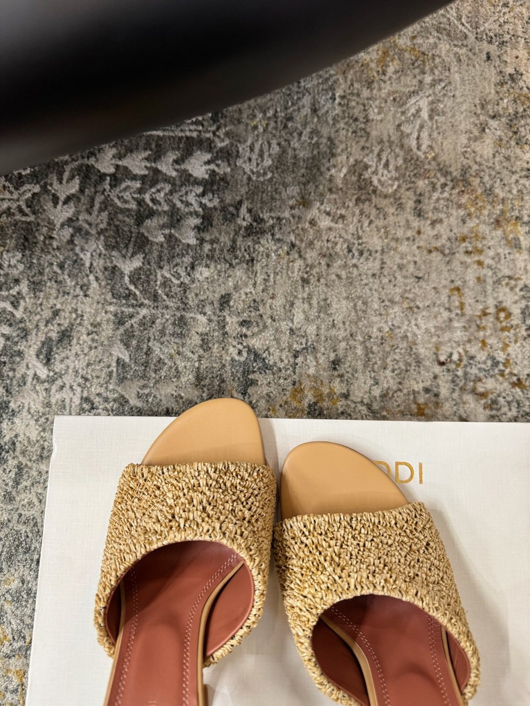 Finest Amina Muaddi Taylor 90 Raffia-Effect Replica Mules - Image 5