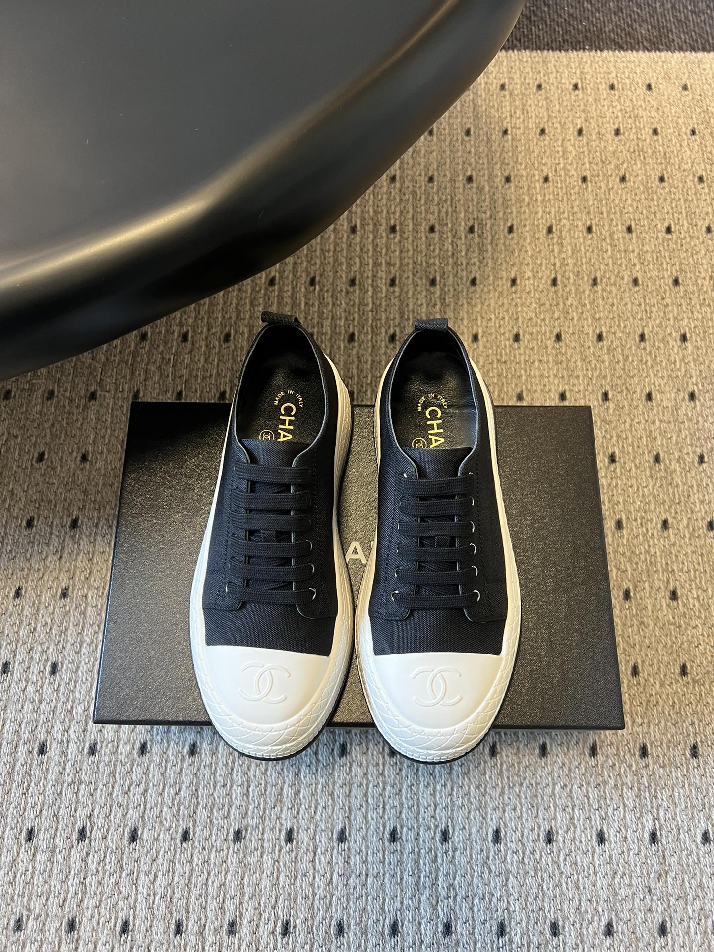 Top Grade Cotton And Lambskin Replica Sneaker - Image 2