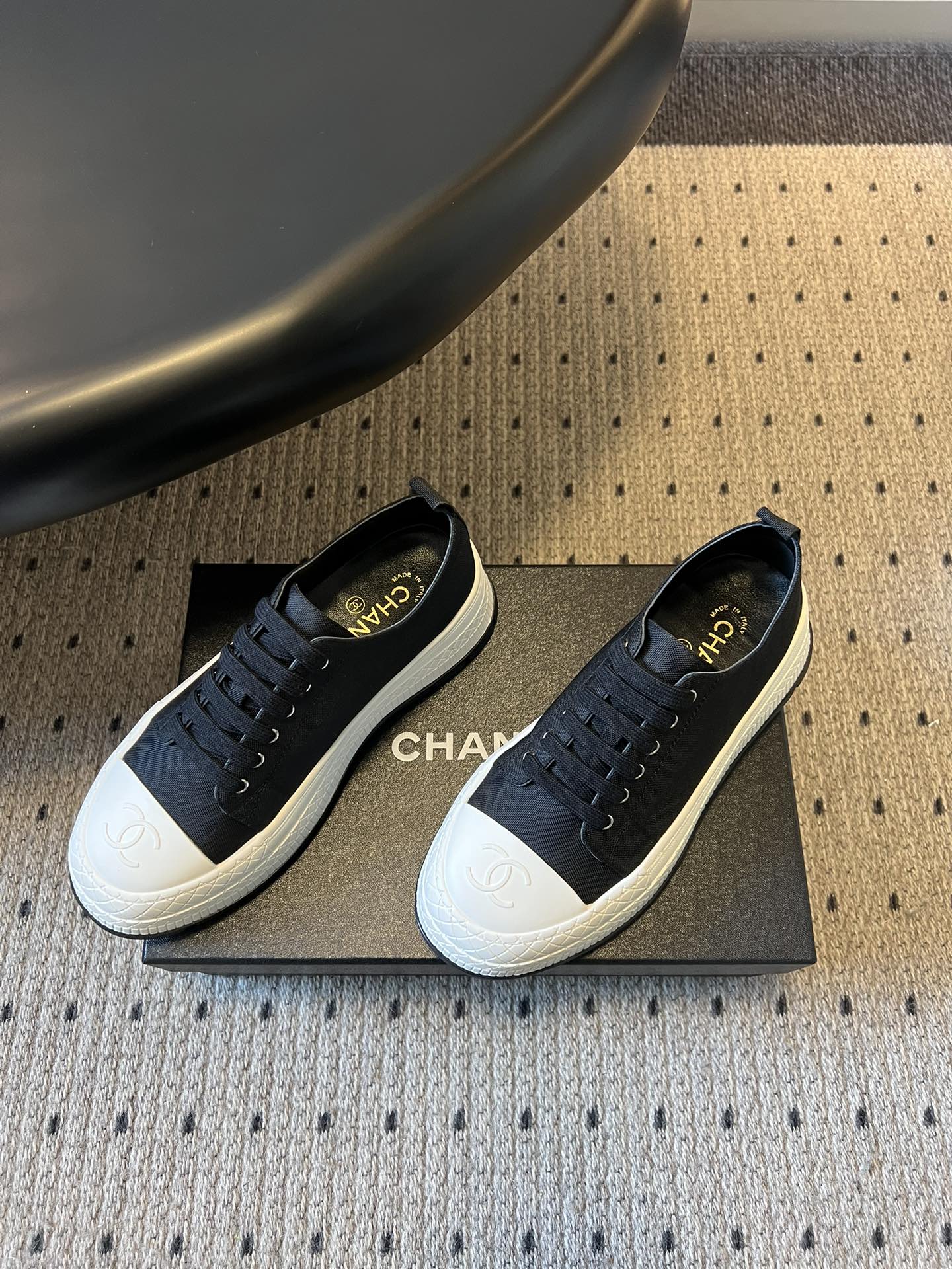 Top Grade Cotton And Lambskin Replica Sneaker - Image 3