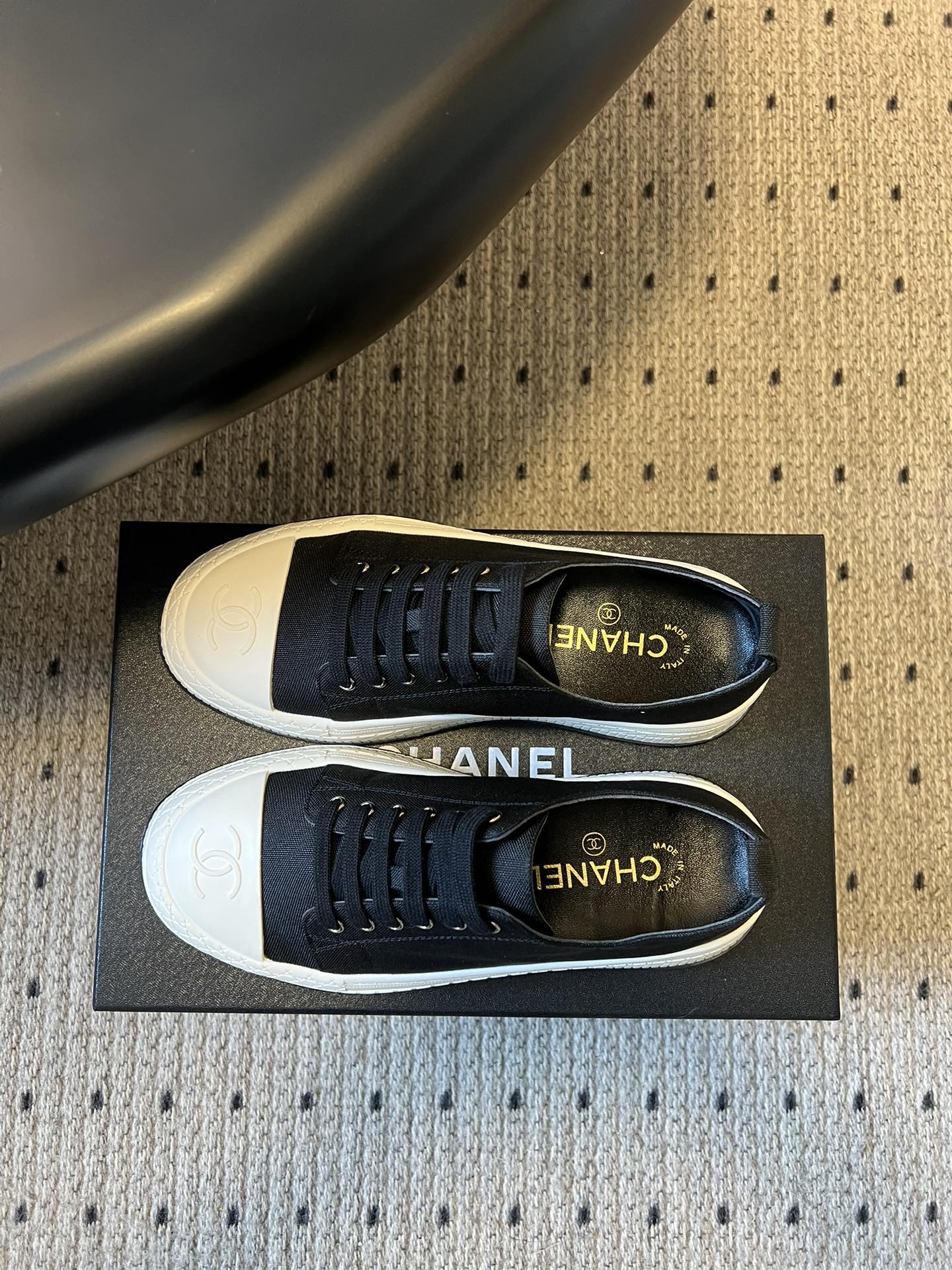 Top Grade Cotton And Lambskin Replica Sneaker - Image 4