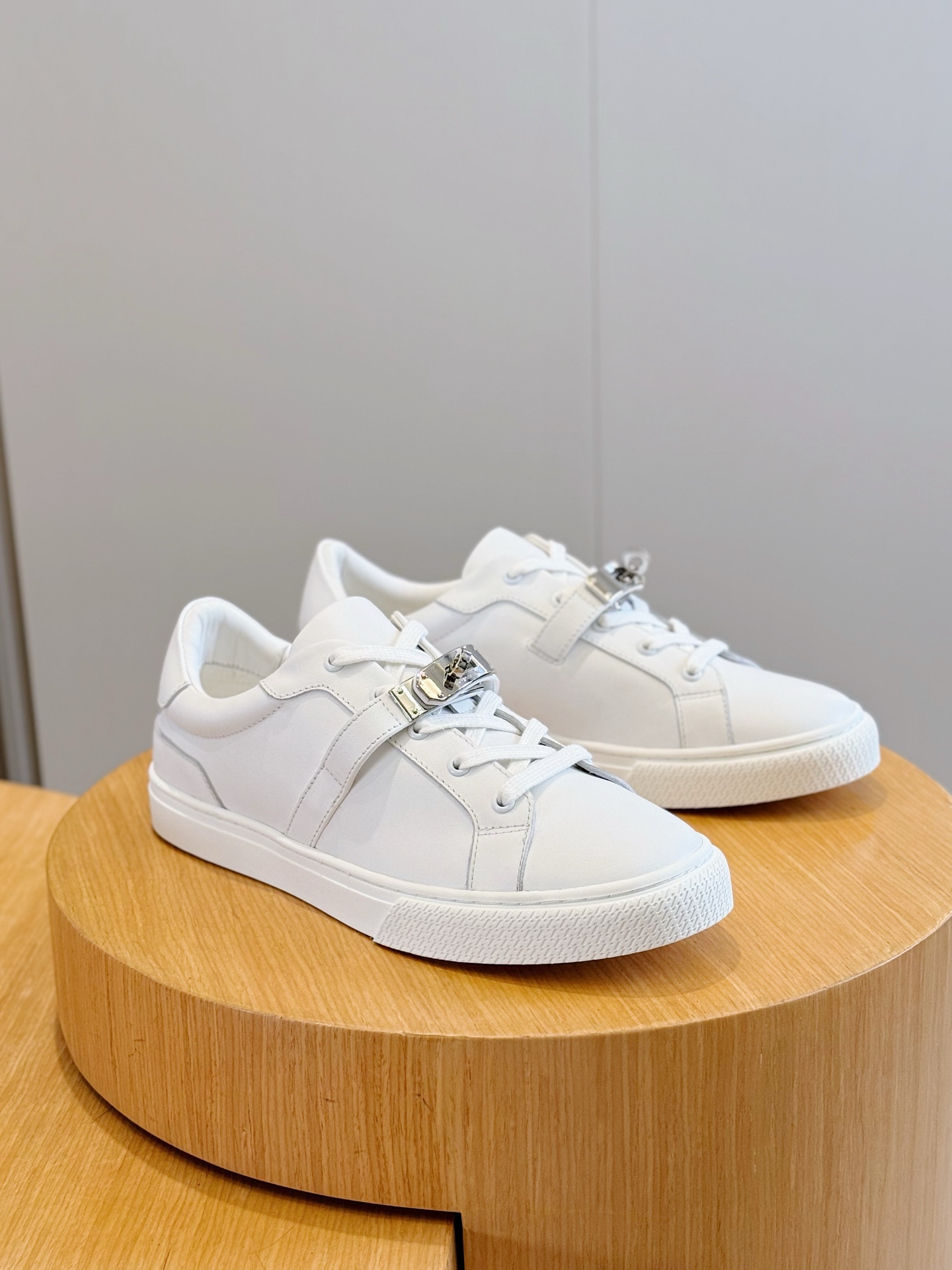 Authentic Design Hermes Day Replica Sneaker